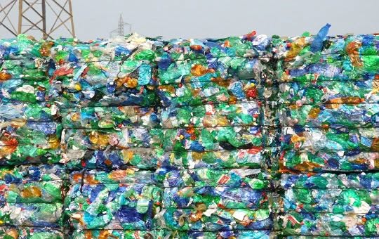 un mucchio di plastica da riciclare